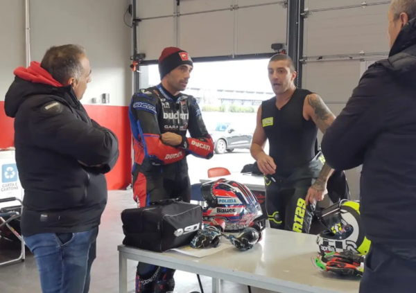 Signori, fermi tutti! Andrea Iannone &ldquo;paparazzato&rdquo; a Misano sulla Ducati di Michele Pirro