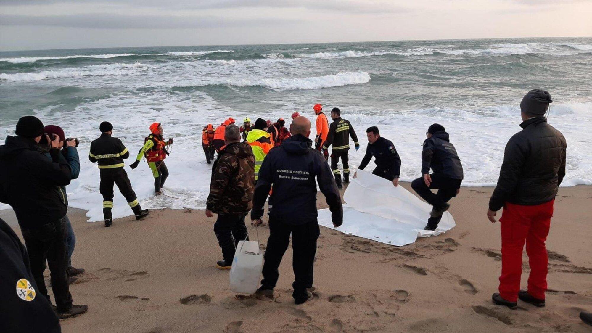 I soccorsi raccolgono le vittime riportate a riva dal mare