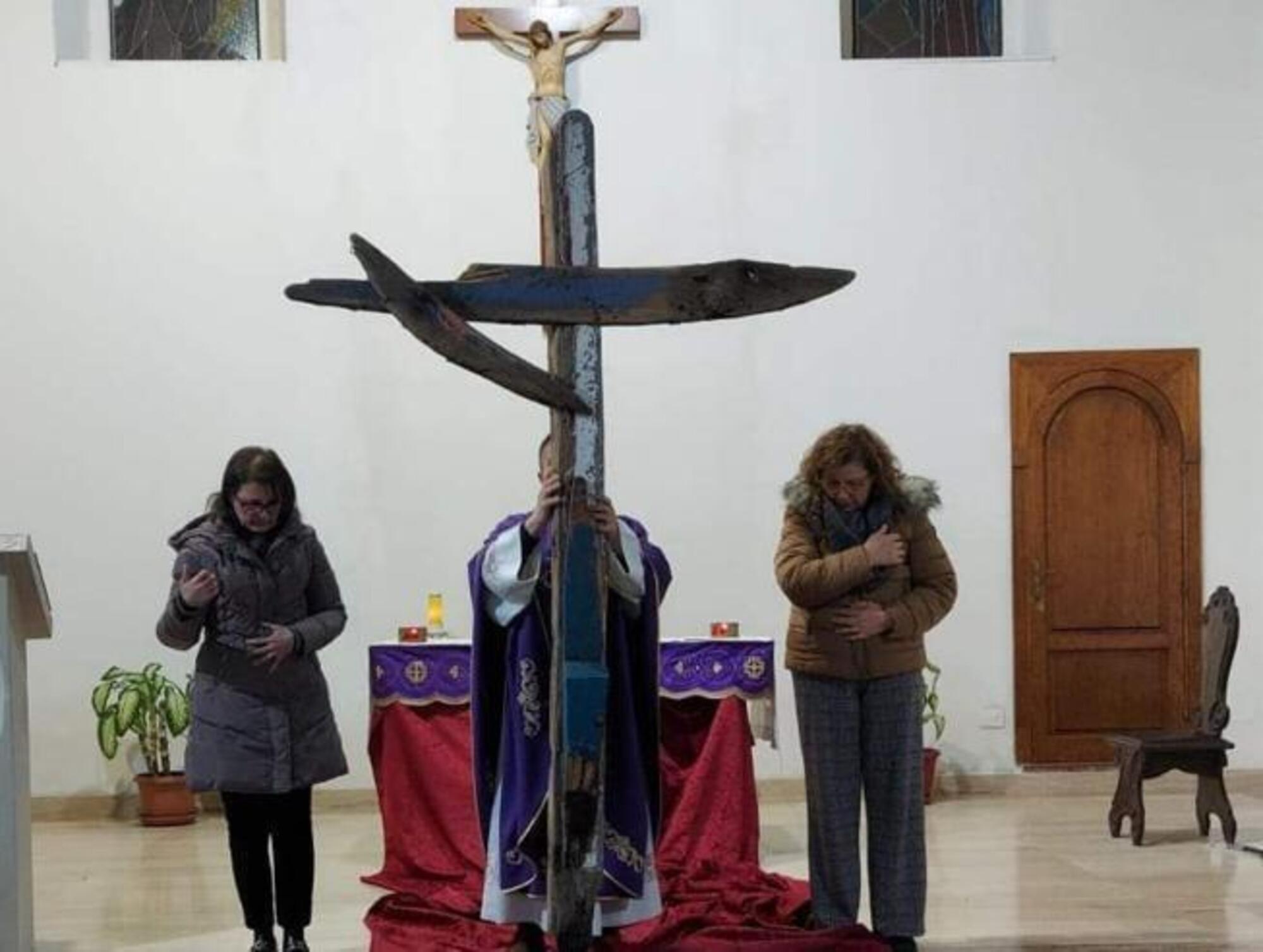 La croce fatta con il legno della barca naufragata a Cutro