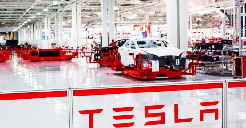 Tesla si ricarica senza filo: in arrivo la piastra a induzione da mettere nel box