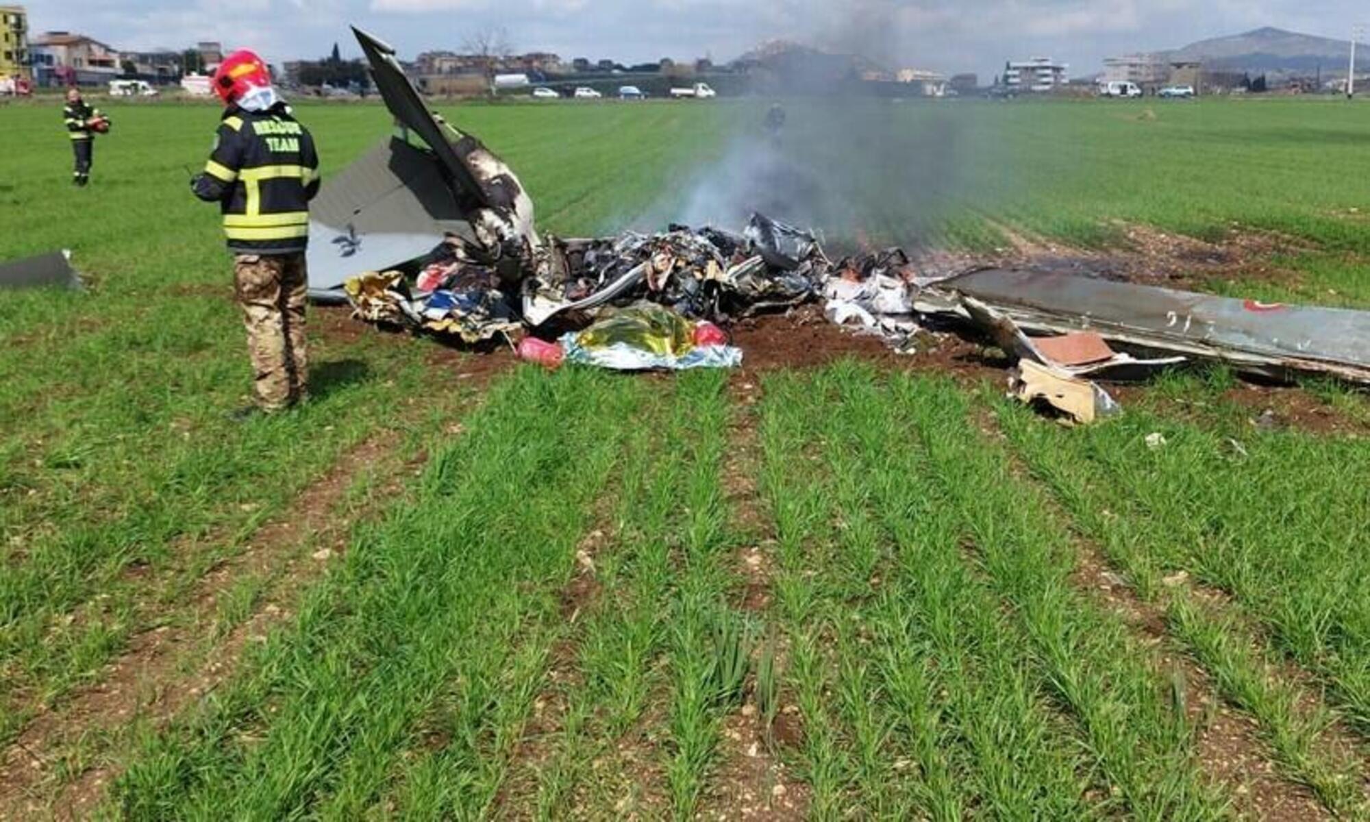 I resti dell&#039;aereo precipitato nei campi