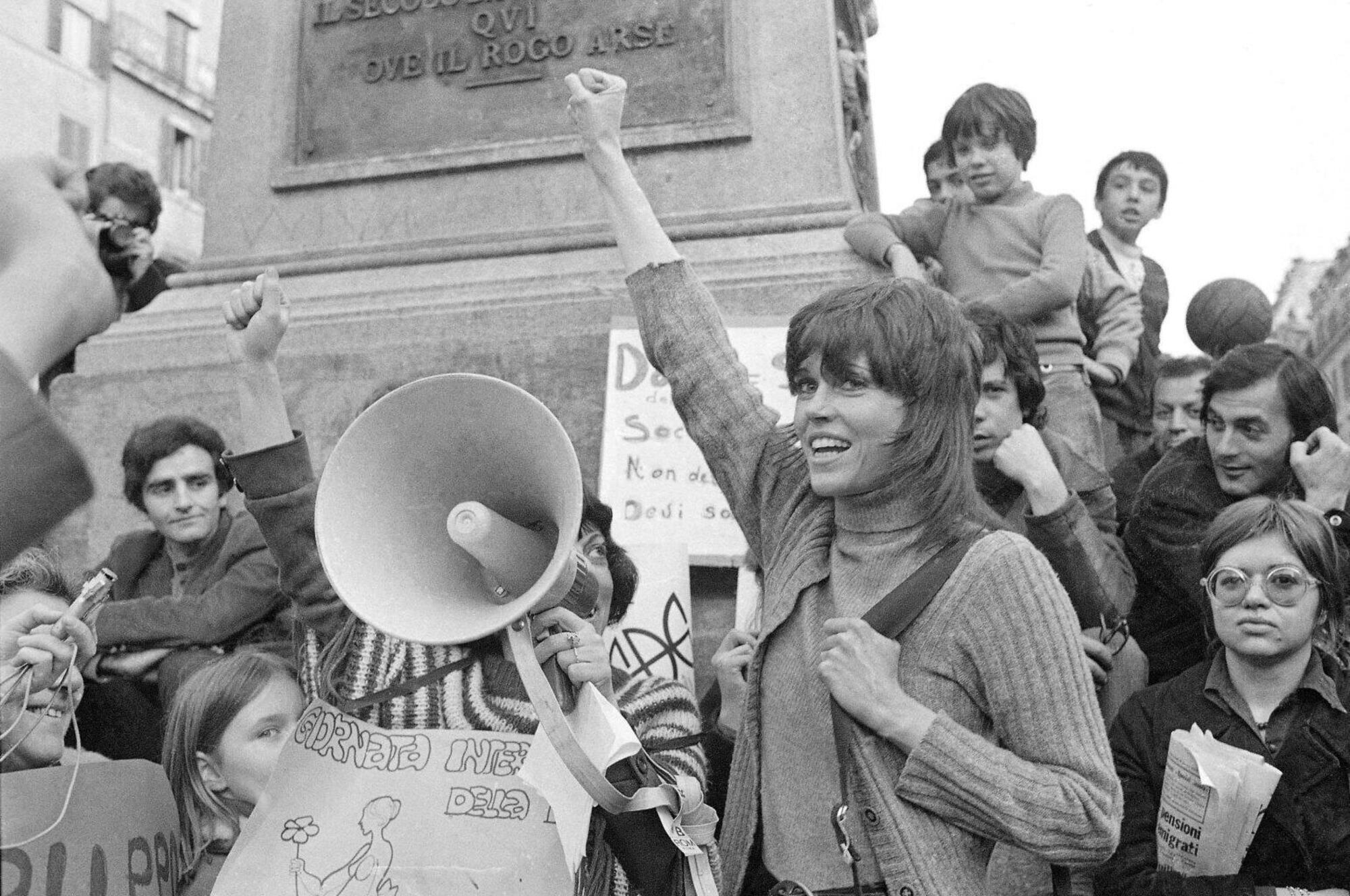 Jane Fonda l&#039;8 marzo 1972 a Campo de&#039; Fiori a una manifestazione femminista