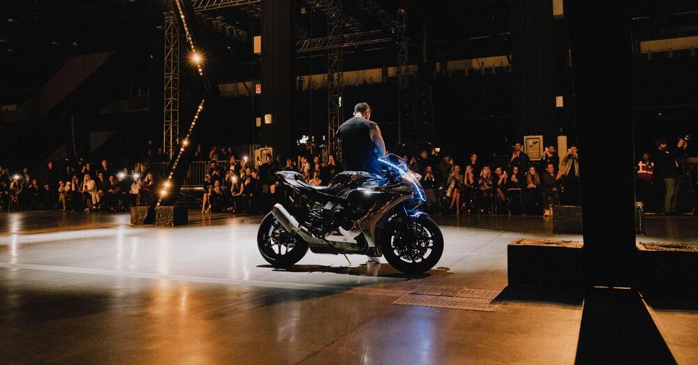 Philipp Plein, catwalk con Yamaha: la moda, che da sempre ruba dal motociclismo, stavolta ha chiesto per favore