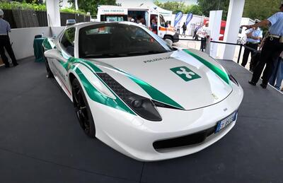 La Ferrari 458 Spider in divisa della Polizia a Milano