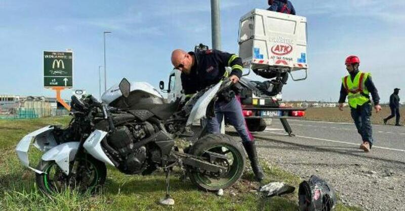 San Nicol&ograve;. Motociclista perde la vita dopo aver sbattuto contro un palo