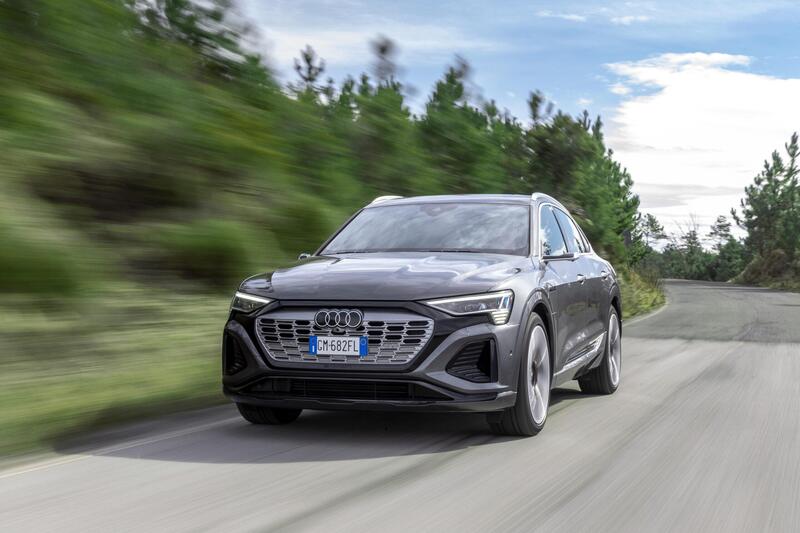 Audi Q8 e-tron, cambia nome ed &egrave; pi&ugrave; efficiente: fino a 600 km di autonomia. Prova su strada