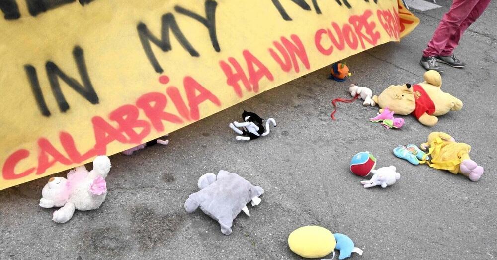 Proteste a Cutro, peluche contro l&#039;auto di Meloni, Salvini e Tajani