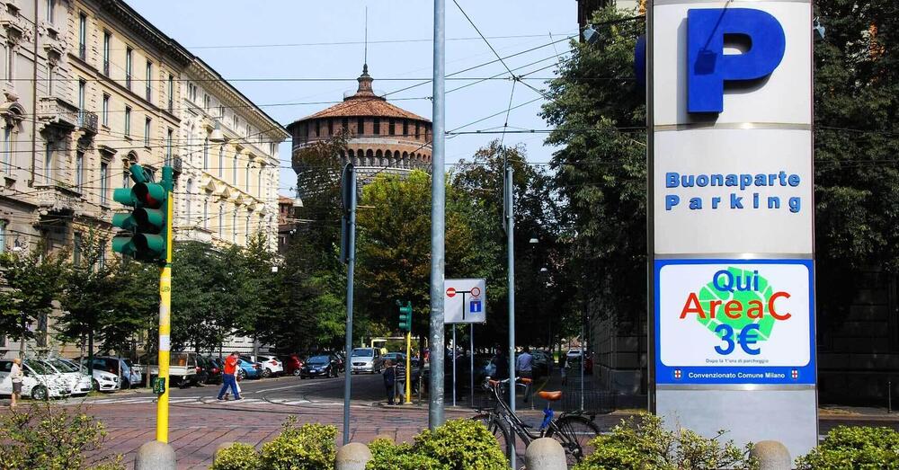 Milano cerca una soluzione per i pochi parcheggi: in arrivo sosta a pagamento per tutti i residenti? 