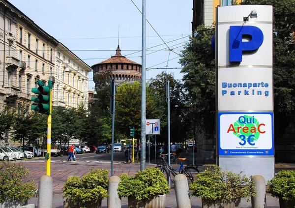 Milano cerca una soluzione per i pochi parcheggi: in arrivo sosta a pagamento per tutti i residenti? 