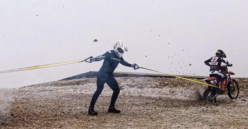 L&#039;italiano che ha domato due 450 da cross per 10 secondi. &Egrave; record mondiale [VIDEO]