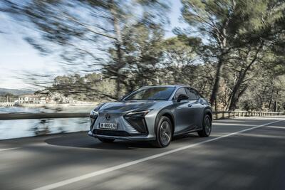 Lexus Rz 450e: va come una Tesla, ma vince per il lusso