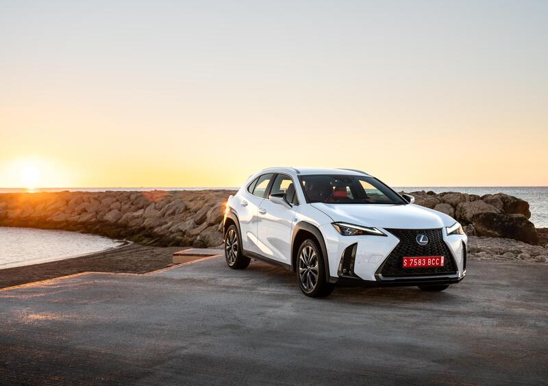 Lexus UX super sconto permuta di 9.000 euro anche senza finanziamento 