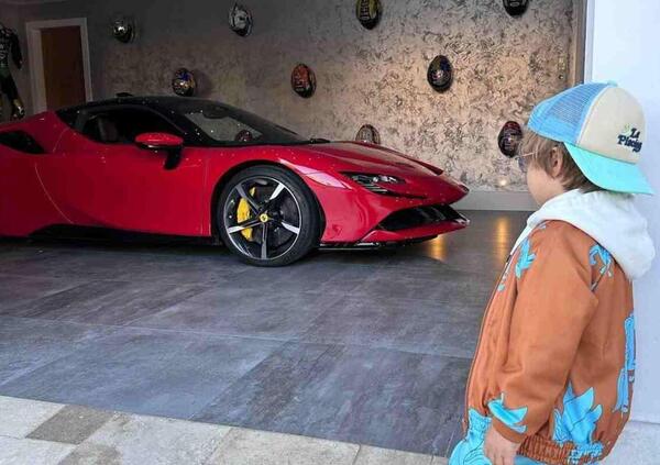 A soli 3 anni guida le supercar e diventa influencer. &Egrave; il padre, ex pilota, a spingerlo a queste &quot;imprese&quot;...