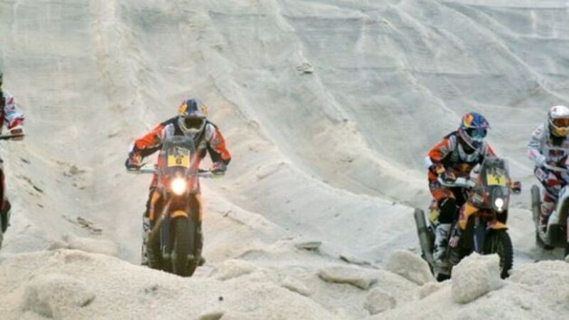 La preparazione dei piloti Red Bull Dakar 2015: inseguimento in Camargue 