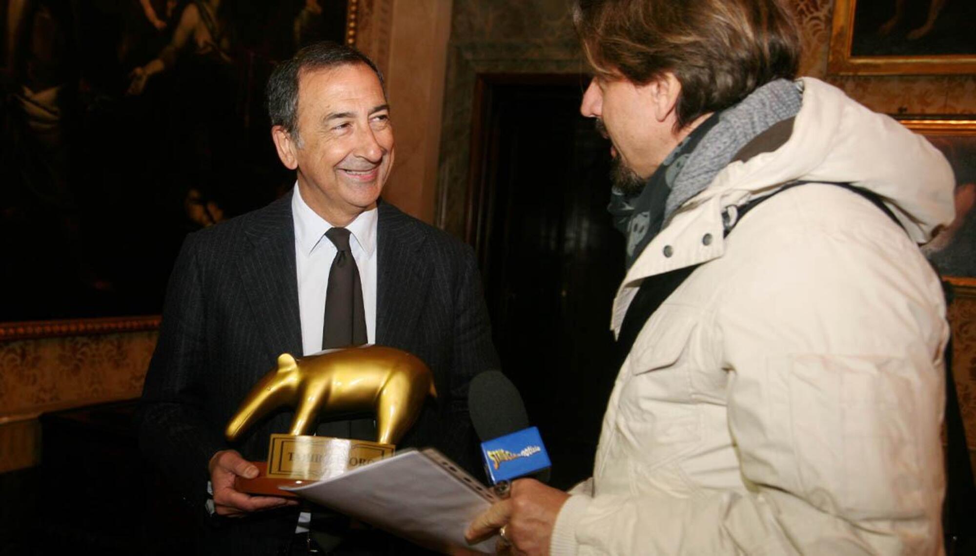 Valerio Staffelli consegna il Tapiro d'oro al sindaco di Milano Beppe Sala