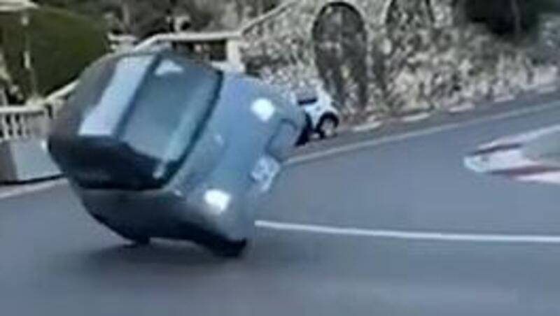 Citro&euml;n AMI portata al limite del ribaltamento