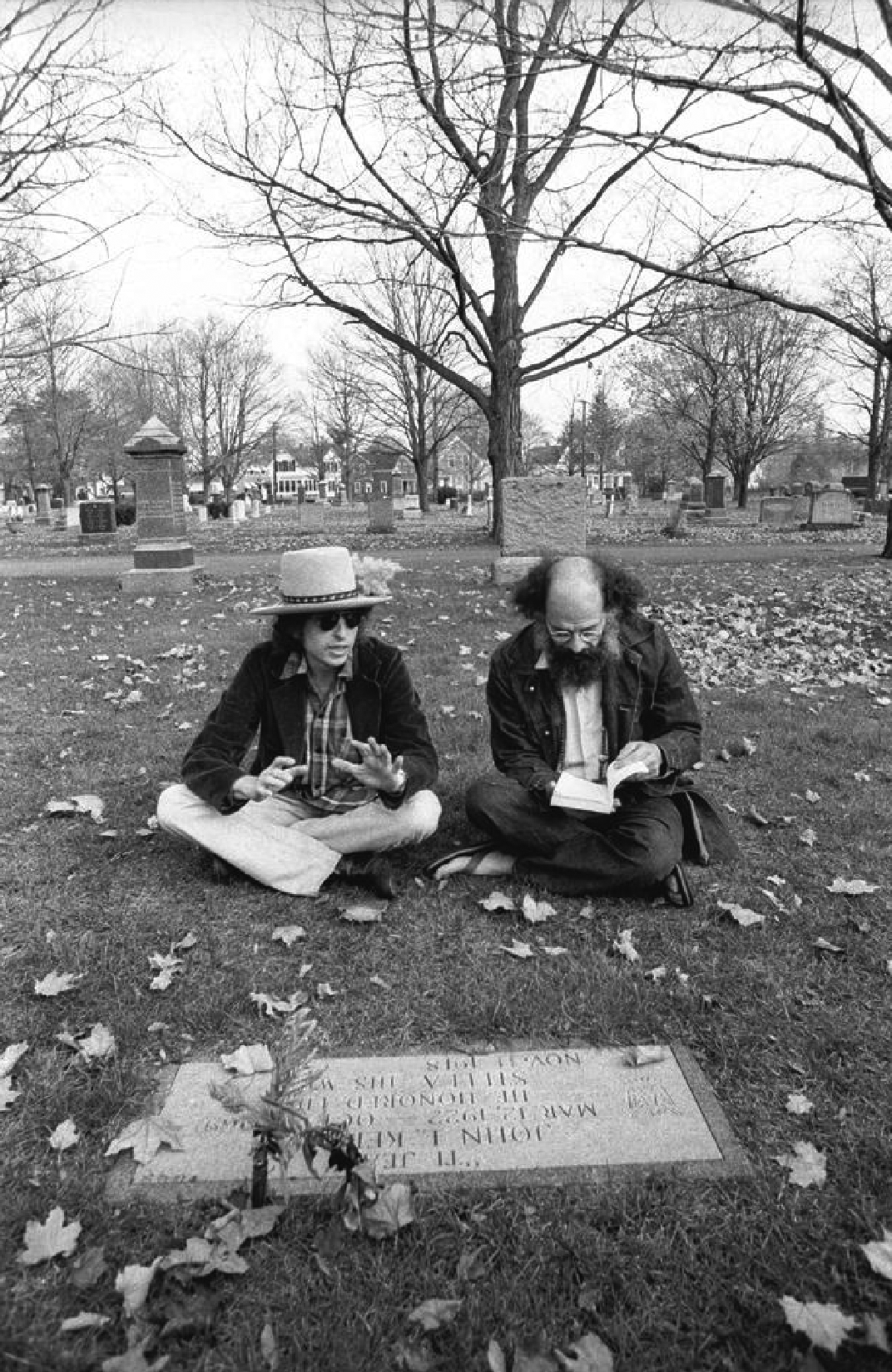 Bob Dylan e Allen Ginsberg sulla tomba di Jack Kerouac