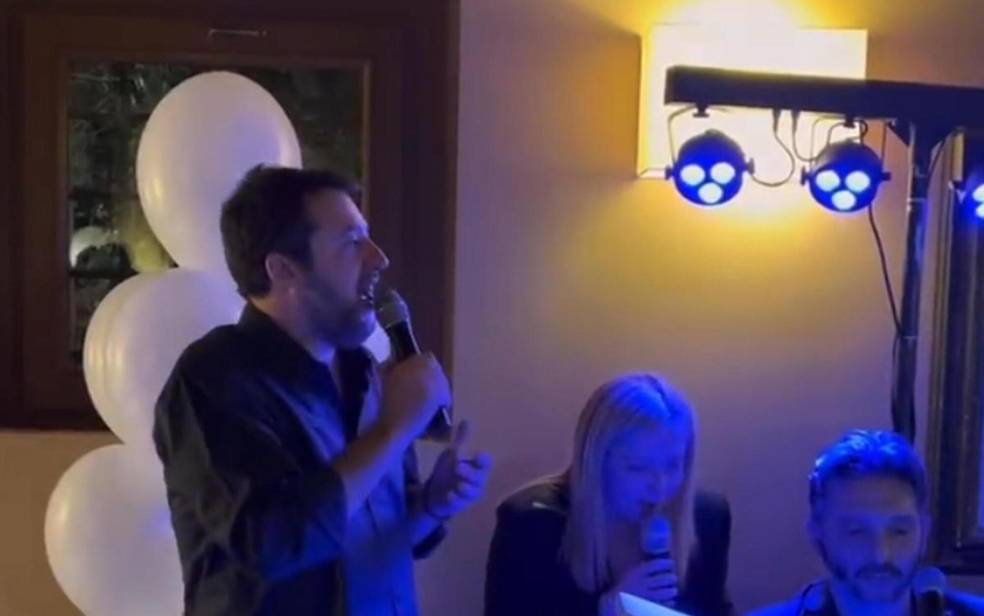 Matteo Salvini e il karaoke con Giorgia Meloni per il suo compleanno