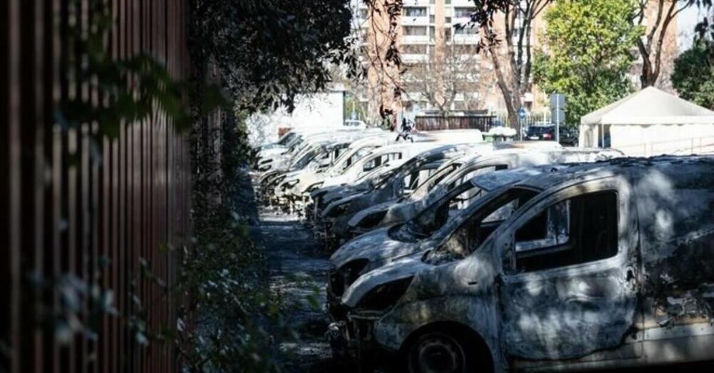 Scuolabus e auto delle poste date alle fiamme: cosa sta succedendo a Roma?