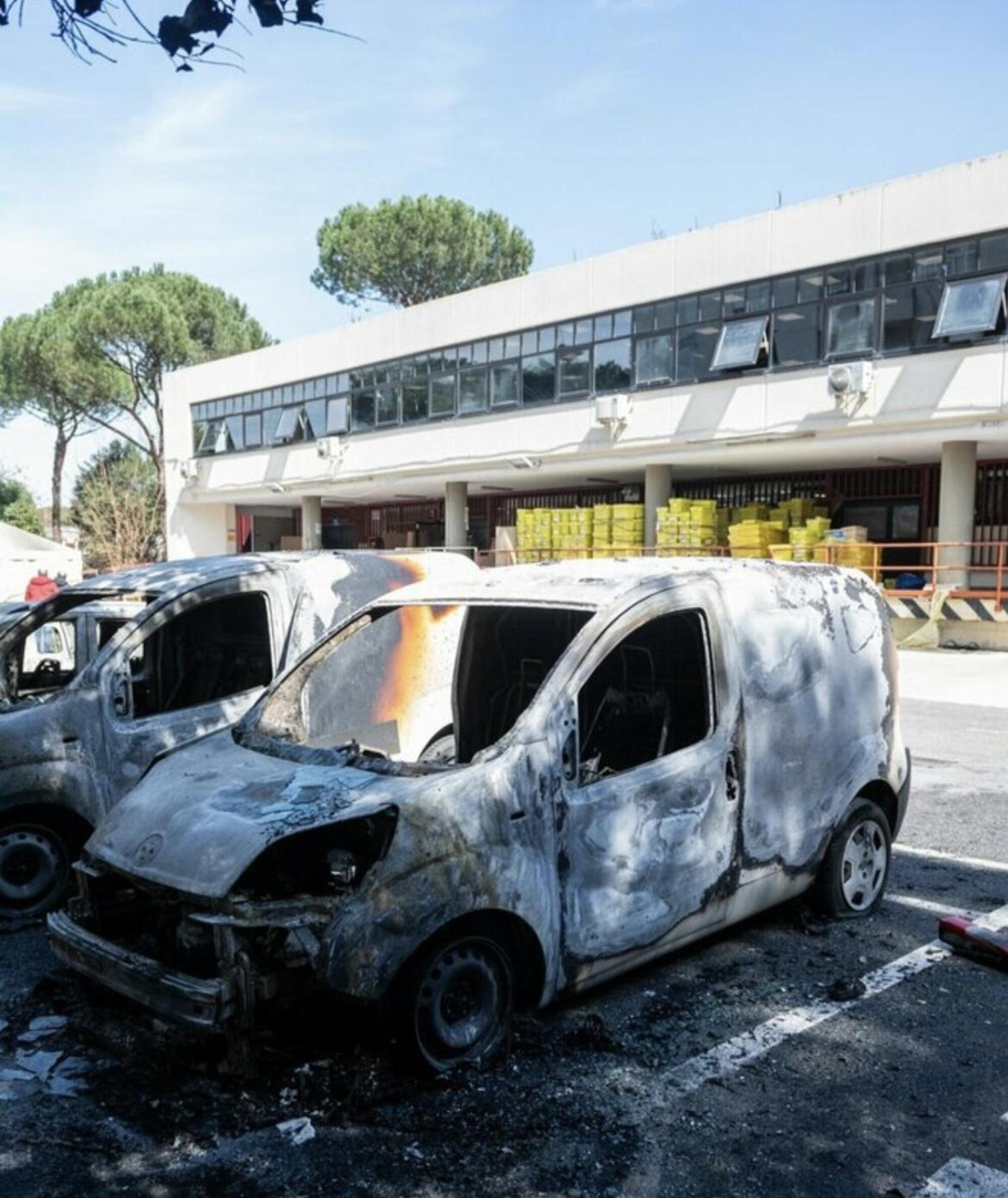 Le auto di Poste Italiane incendiate