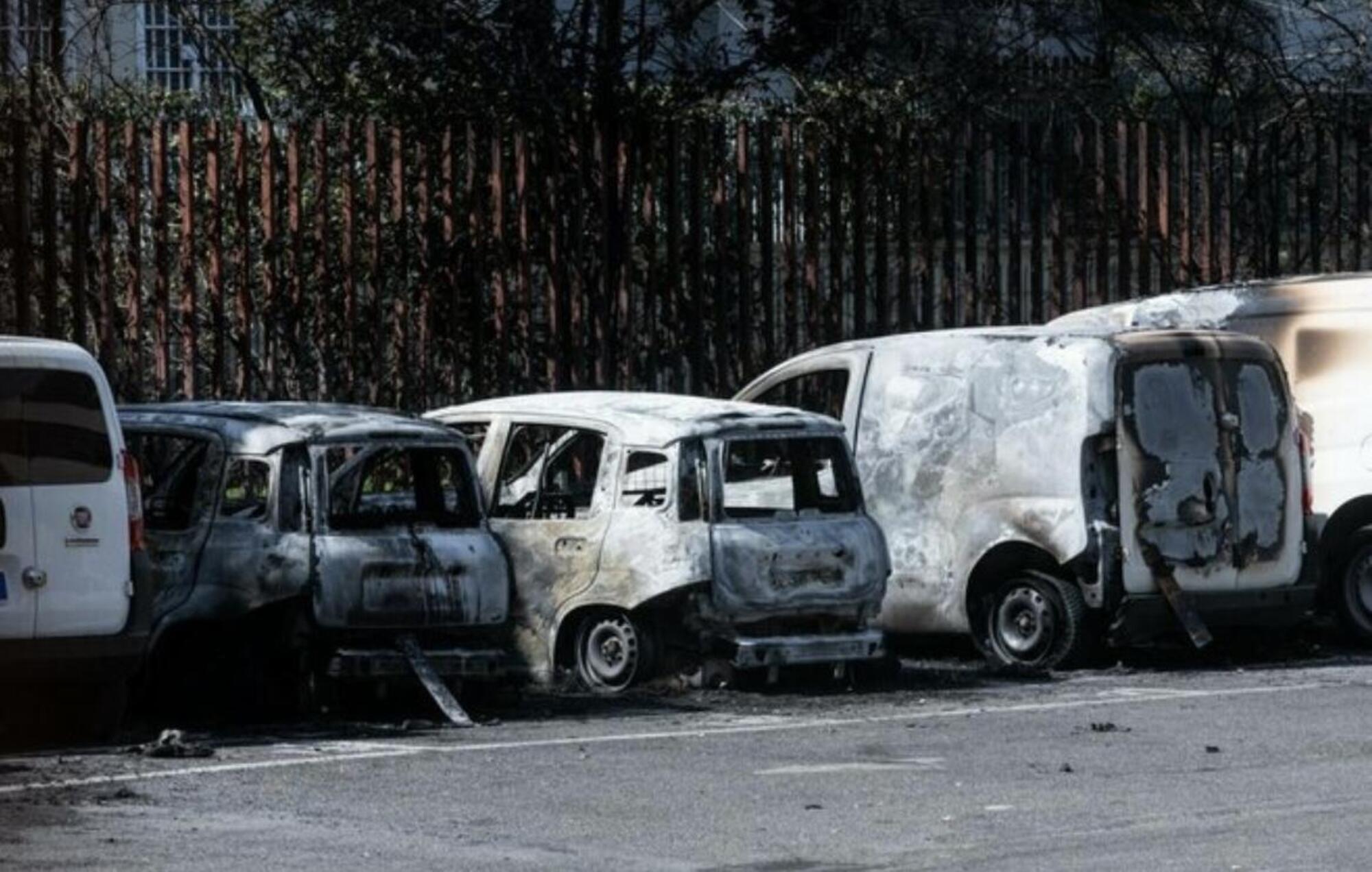 Le auto dopo l&#039;incendio