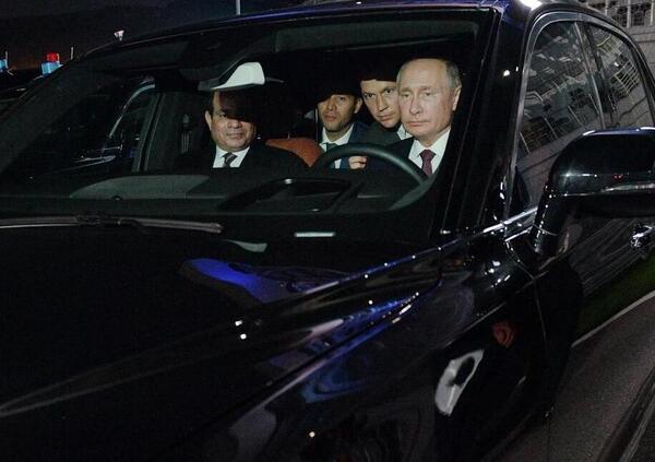 Vladimir the driver: avete visto Putin a spasso in auto tra le strade di Mariupol distrutta e occupata? [VIDEO]