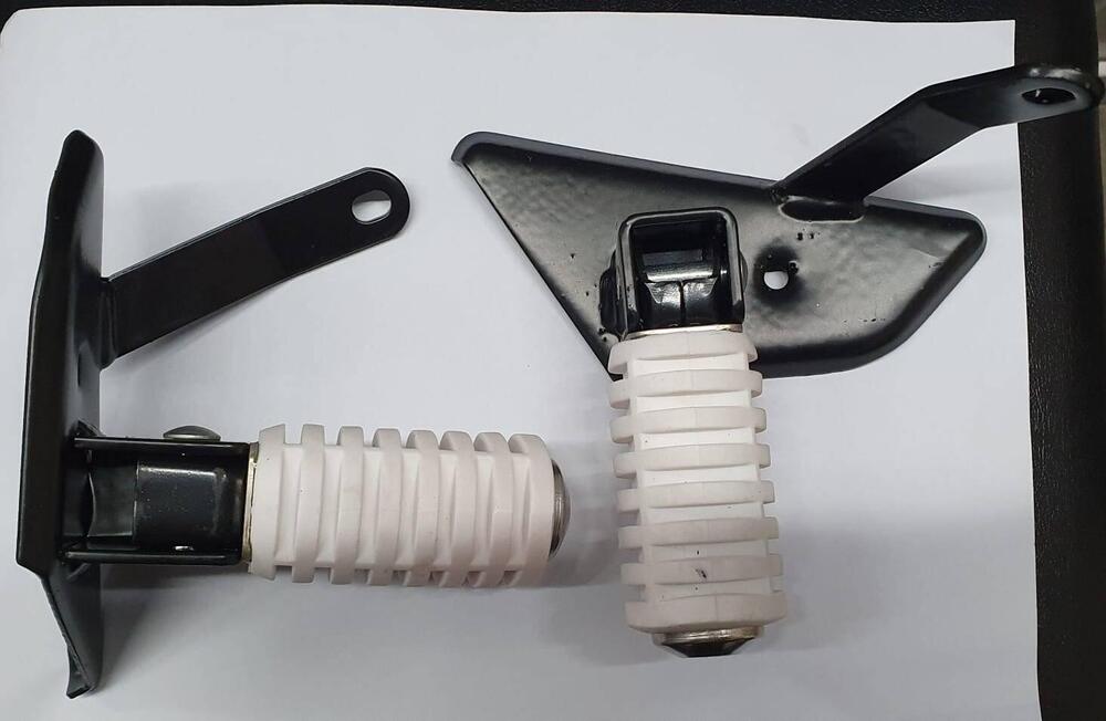 PEDALINI POGGIAPIEDI POSTERIORI PER PIAGGIO VESPA Buzzetti (2)