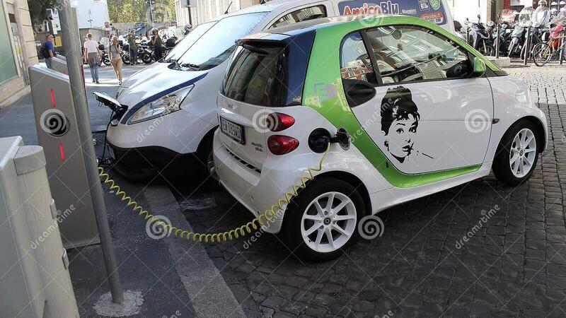 Auto elettriche e buone maniere: come comportarsi alla ricarica