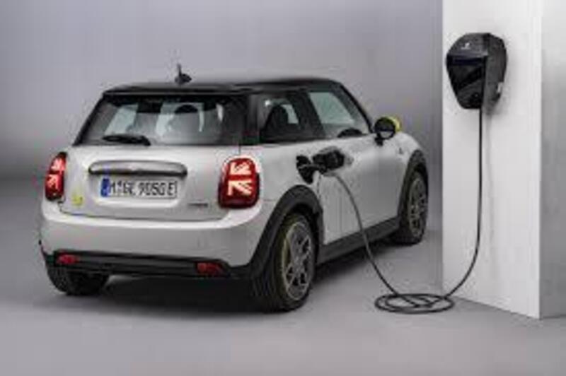Una Mini Elettrica in ricarica a media potenza