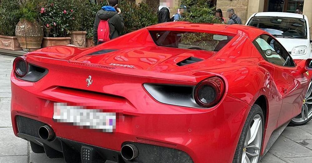 Parcheggia la Ferrari in piazza Signoria a Firenze: multato all&rsquo;istante