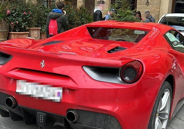 Parcheggia la Ferrari in piazza Signoria a Firenze: multato all&rsquo;istante