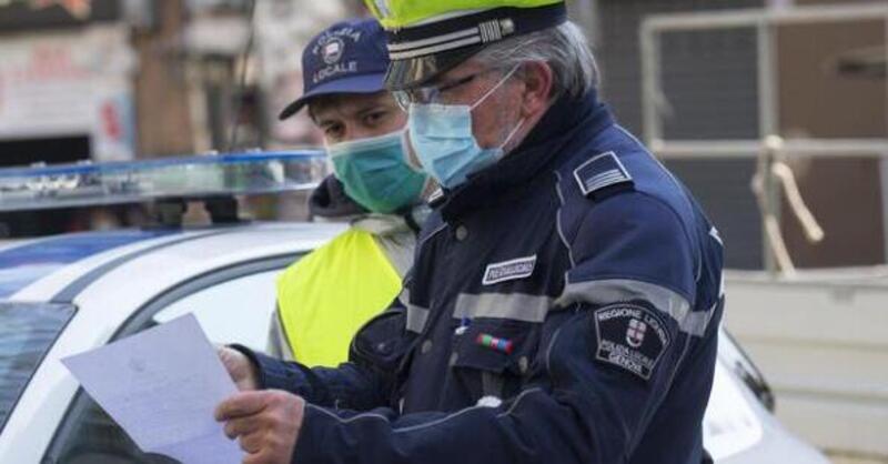 La Spezia. Va dai vigili in scooter senza casco, patente e assicurazione: multa da capogiro 