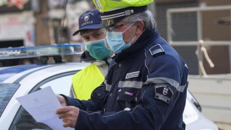 La Spezia. Va dai vigili in scooter senza casco, patente e assicurazione: multa da capogiro 