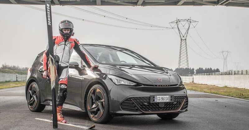 Record di velocit&agrave; da Guinness: giornalista si aggancia ad un&#039;auto con gli sci