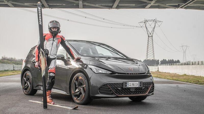 Record di velocit&agrave; da Guinness: giornalista si aggancia ad un&#039;auto con gli sci