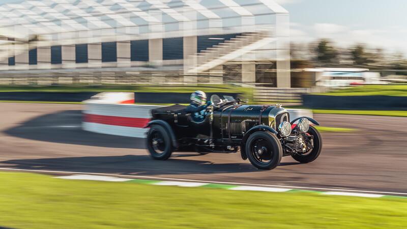 Bentley torna nel mondo delle corse retr&ograve;