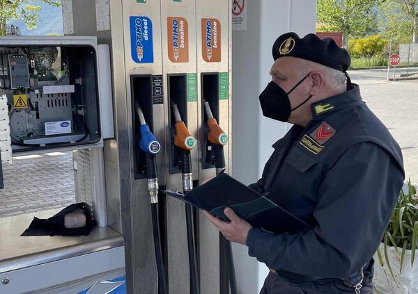 Scoperta maxi-frode internazionale sui carburanti, sequestrati 17 distributori