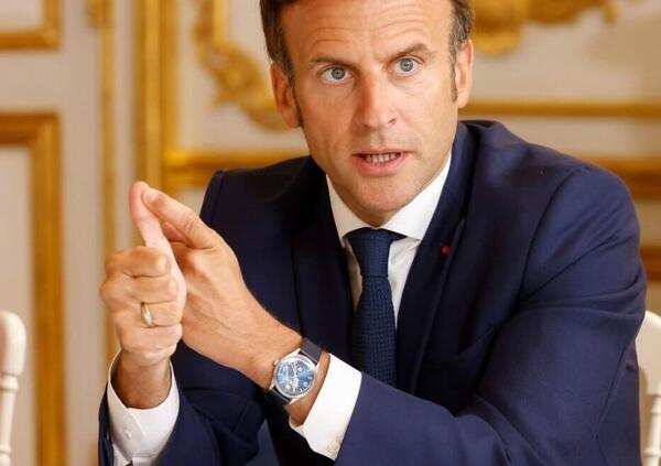 Macron nasconde l&rsquo;orologio di lusso? Il giallo durante l&rsquo;intervista sui salari minimi [VIDEO]