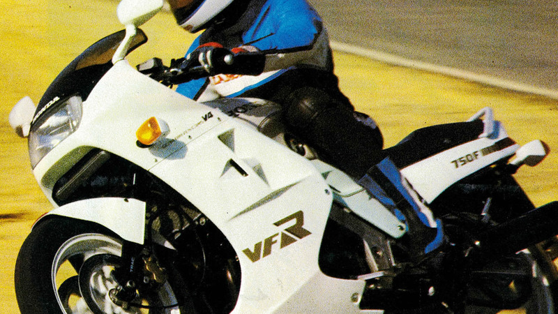 Honda VFR750F: la mitica RC24 sfida il mondo