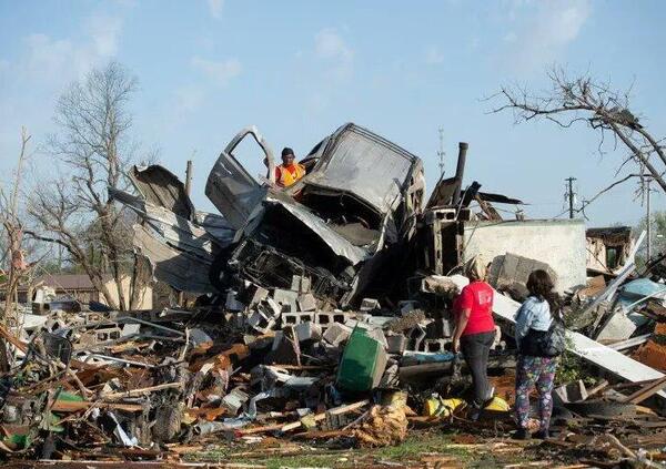 Incubo tornado negli Usa: decine di morti tra auto ribaltate, cittadine distrutte e blackout
