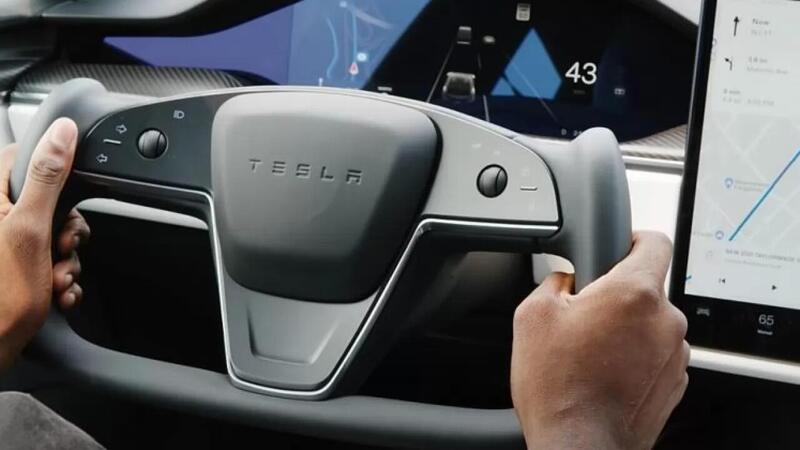 Tesla: sono esauriti i volanti rotondi, se hai il Yoke devi tenerlo