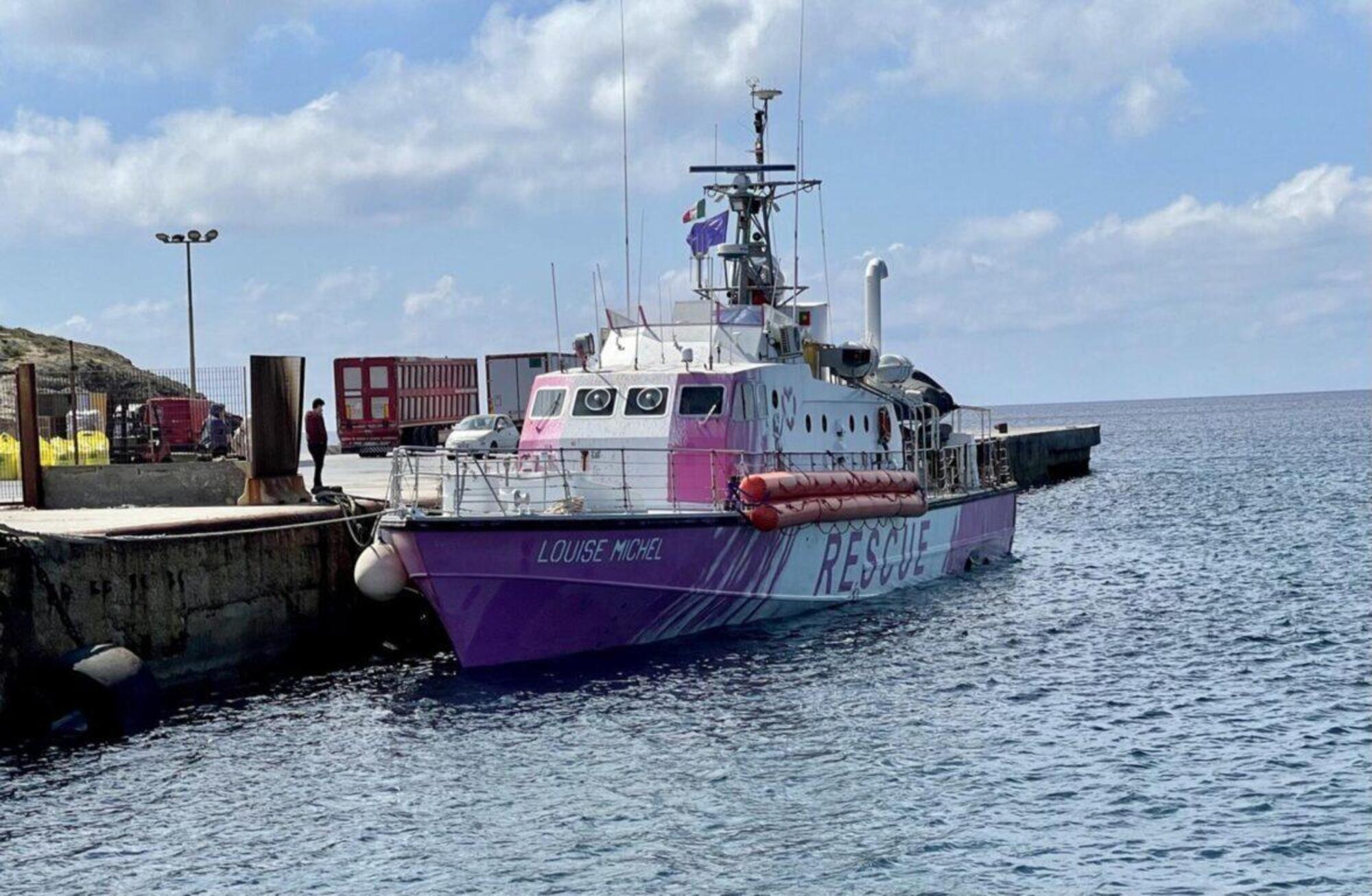 La nave di Banksy bloccata a Lampedusa