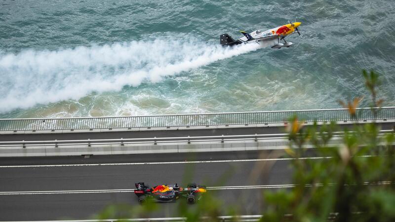 Su una F1 in Australia: Daniel Ricciardo in giro con la Red Bull RB7 [Video]