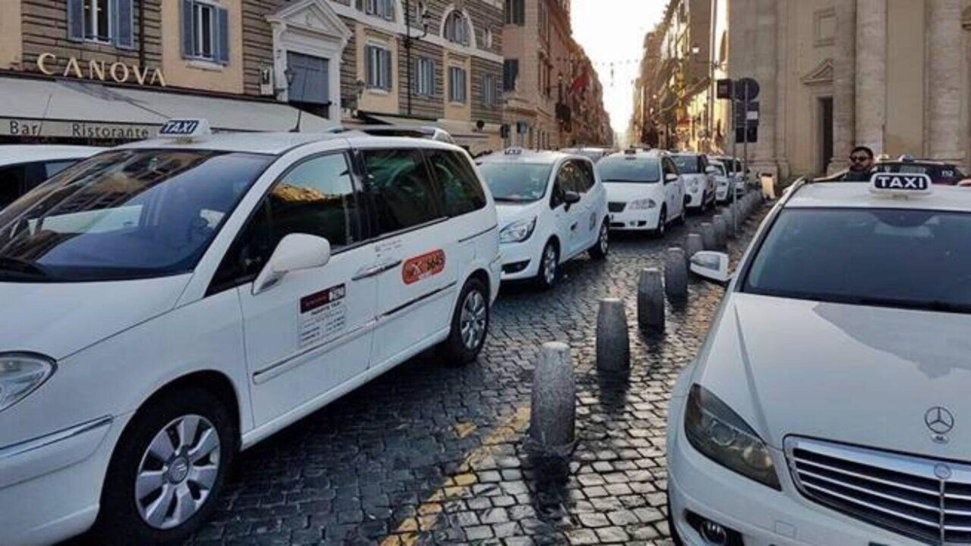 Taxi in sosta a Roma