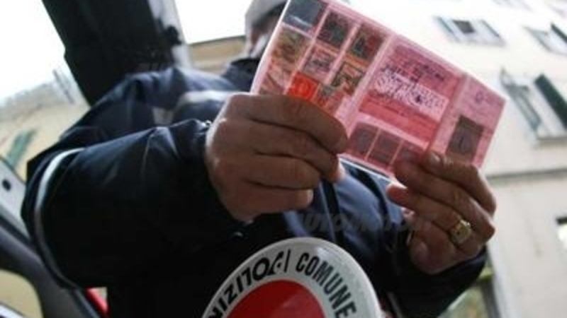 Sospensione della patente: ordinanza legittima anche se la notifica tarda