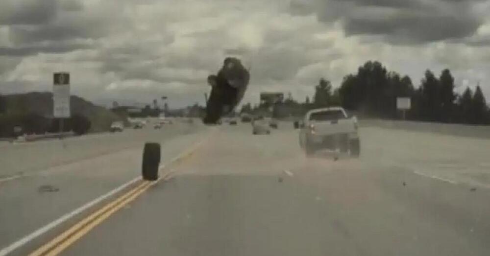 [VIDEO] Tragedia sfiorata in California: pneumatico si stacca da un'auto e ne colpisce un'altra (che vola in autostrada!) 