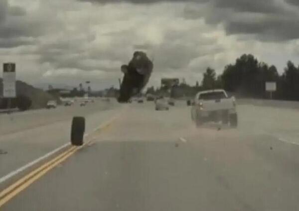 [VIDEO] Tragedia sfiorata in California: pneumatico si stacca da un&#039;auto e ne colpisce un&#039;altra (che vola in autostrada!) 