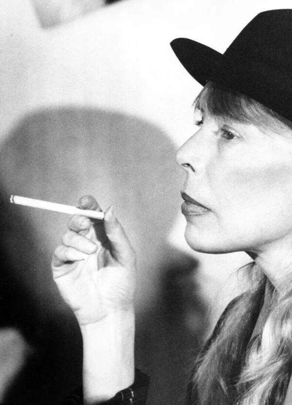 A 80 Joni Mitchell &egrave; ancora la pi&ugrave; figa. Mentre la Schlein indecisa a tutto e Damiano il romanista&hellip;