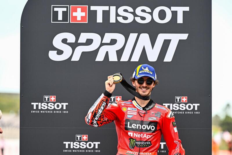 Pecco Bagnaia sul gradino pi&ugrave; alto del &quot;podio&quot; dopo la vittoria della prima Sprint Race della storia della MotoGP