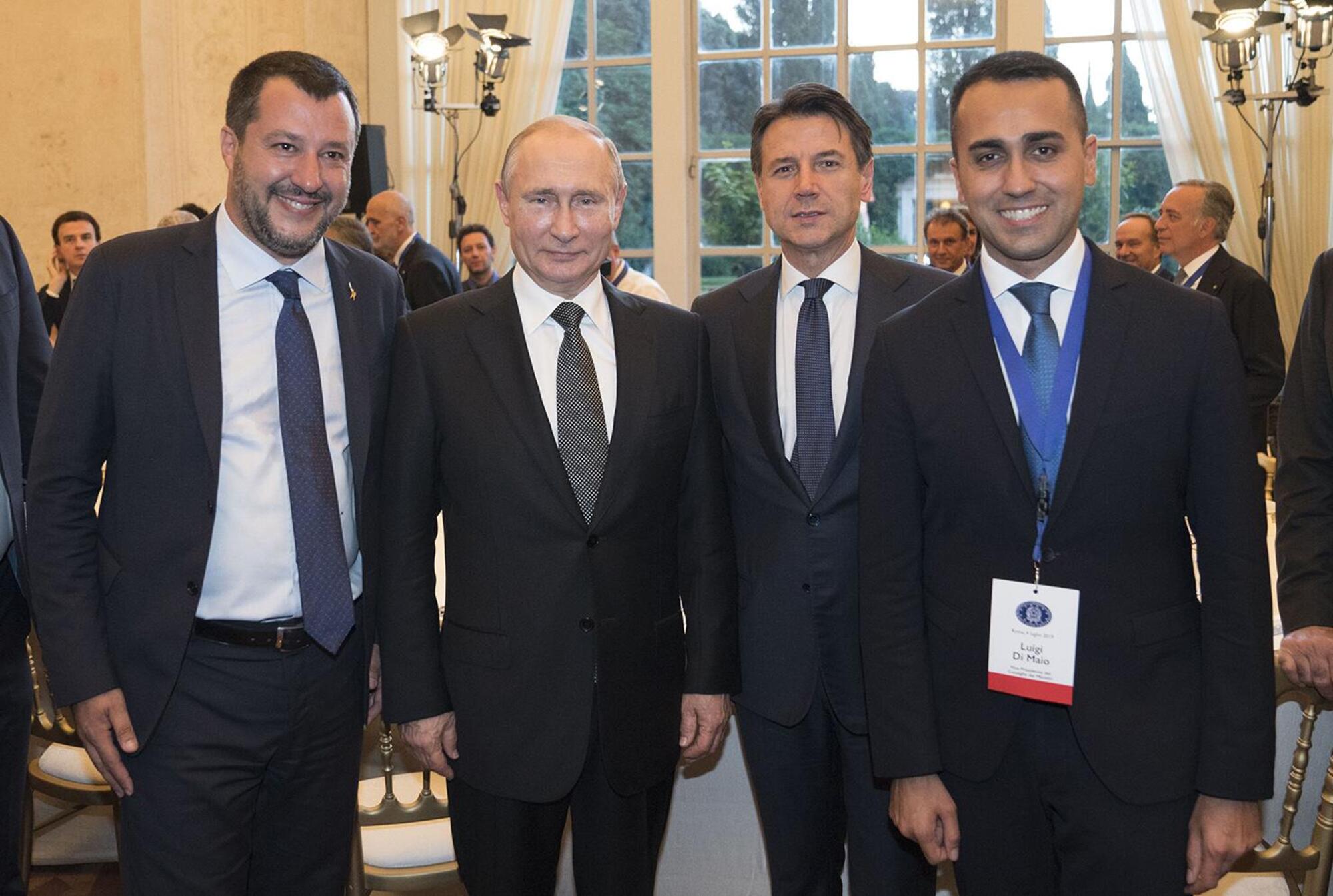 Putin, quando era ancora &quot;buono&quot;, con gli allora massimi esponenti del governo italiano